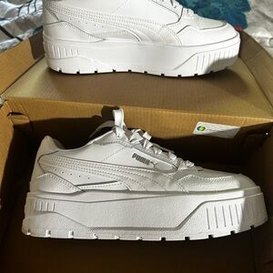 Puma Women's White Platform Sneakers. Size 7 in big kids. Will fit woman’s 8-8.5